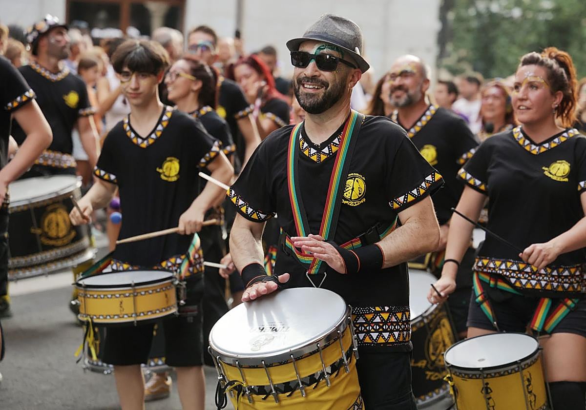 El pasacalles con batucada La Torzida llena de música el centro de Valladolid