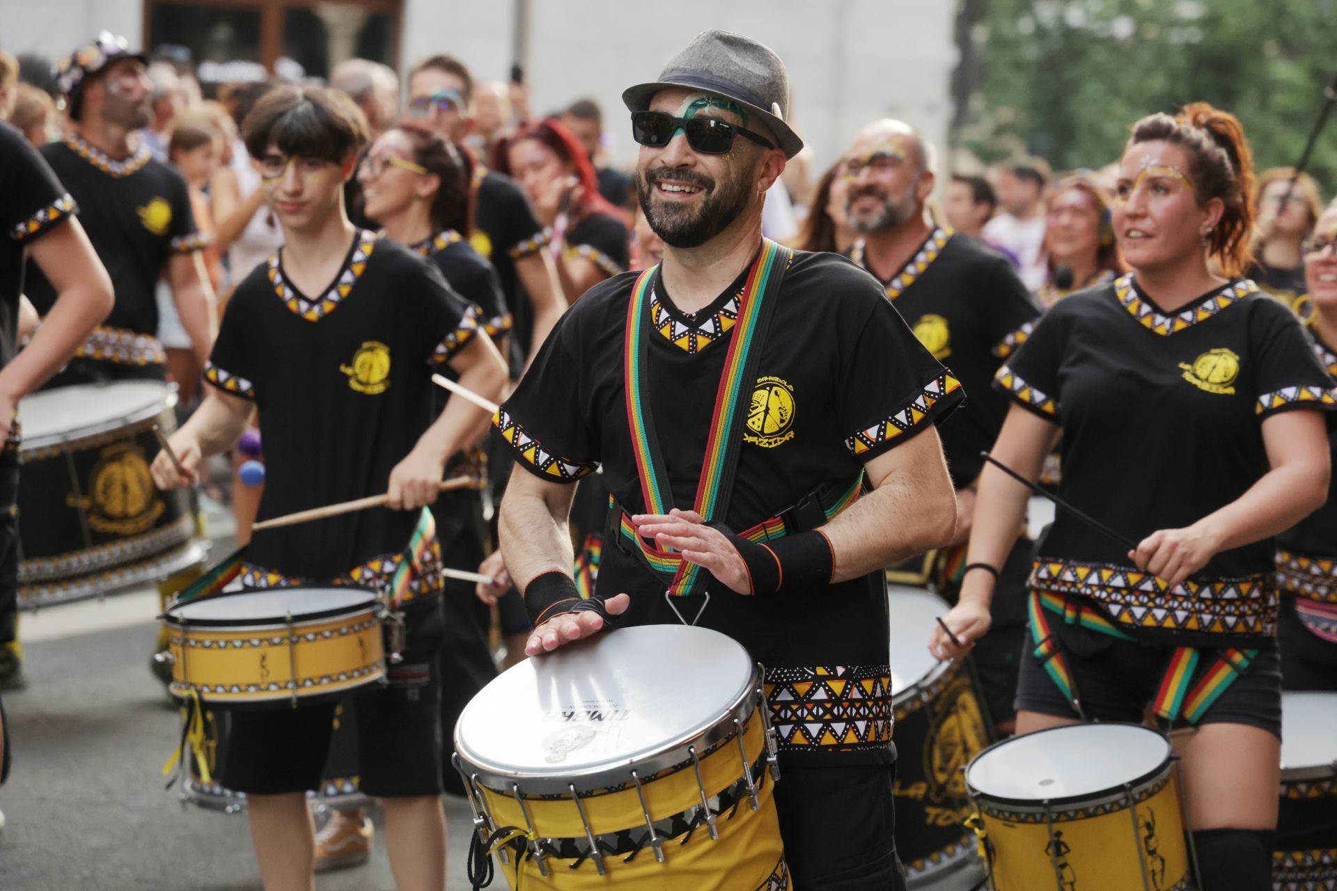El pasacalles con batucada La Torzida llena de música el centro de Valladolid