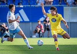 Guille Bueno (derecha) trata de controlar la pelota ante el zaragocista Paulino de la Fuente.