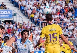 Pablo Tomeo cabecea la pelota durante el Real Zaragza-Real Valladolid de este sábado.