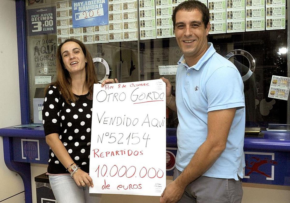 Imagen de archivo de los loteros después de vender un premio en 2018.