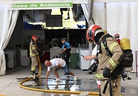 Labores de extinción en la cocina de la Casa de Andalucía.