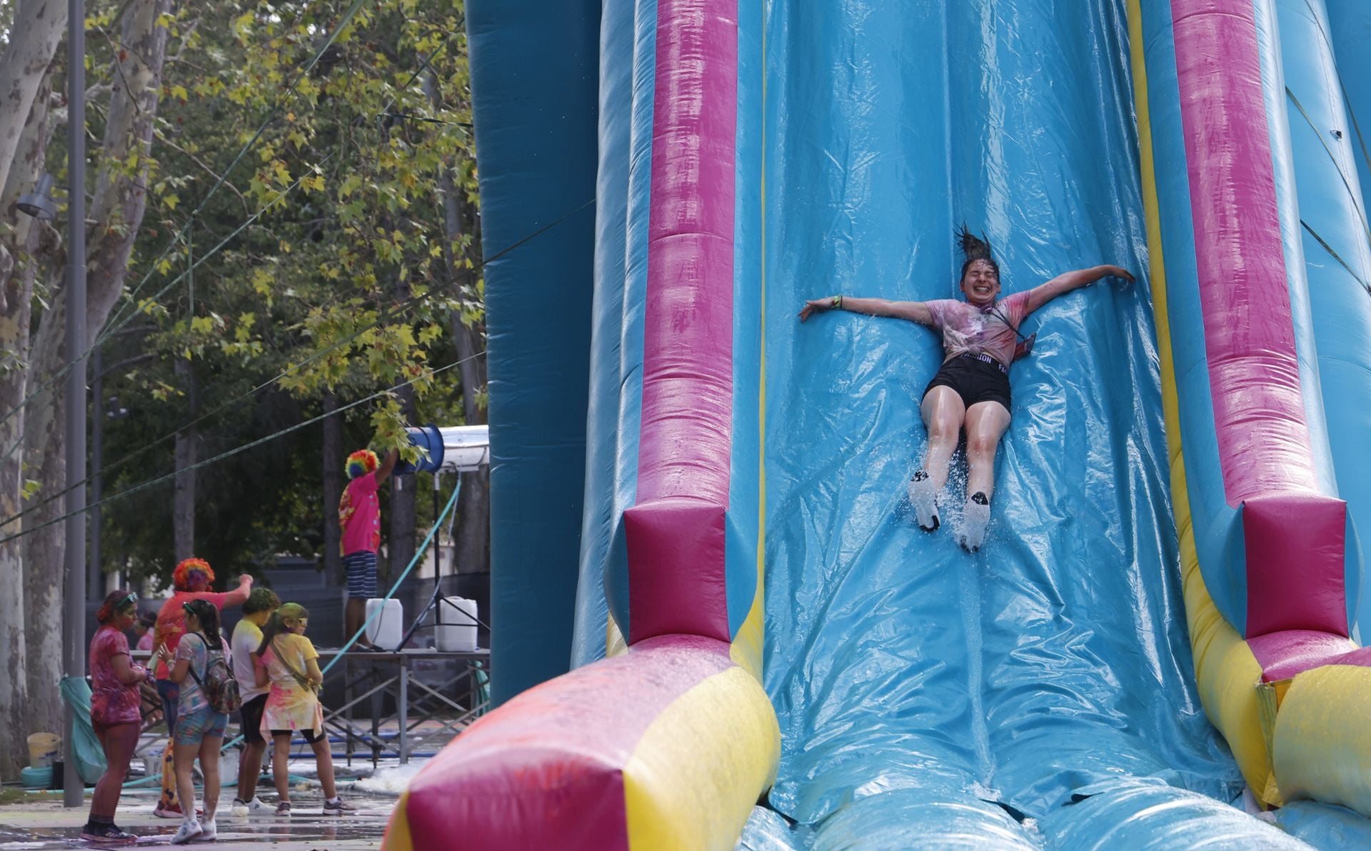 Palencia se tiñe de colores festivos