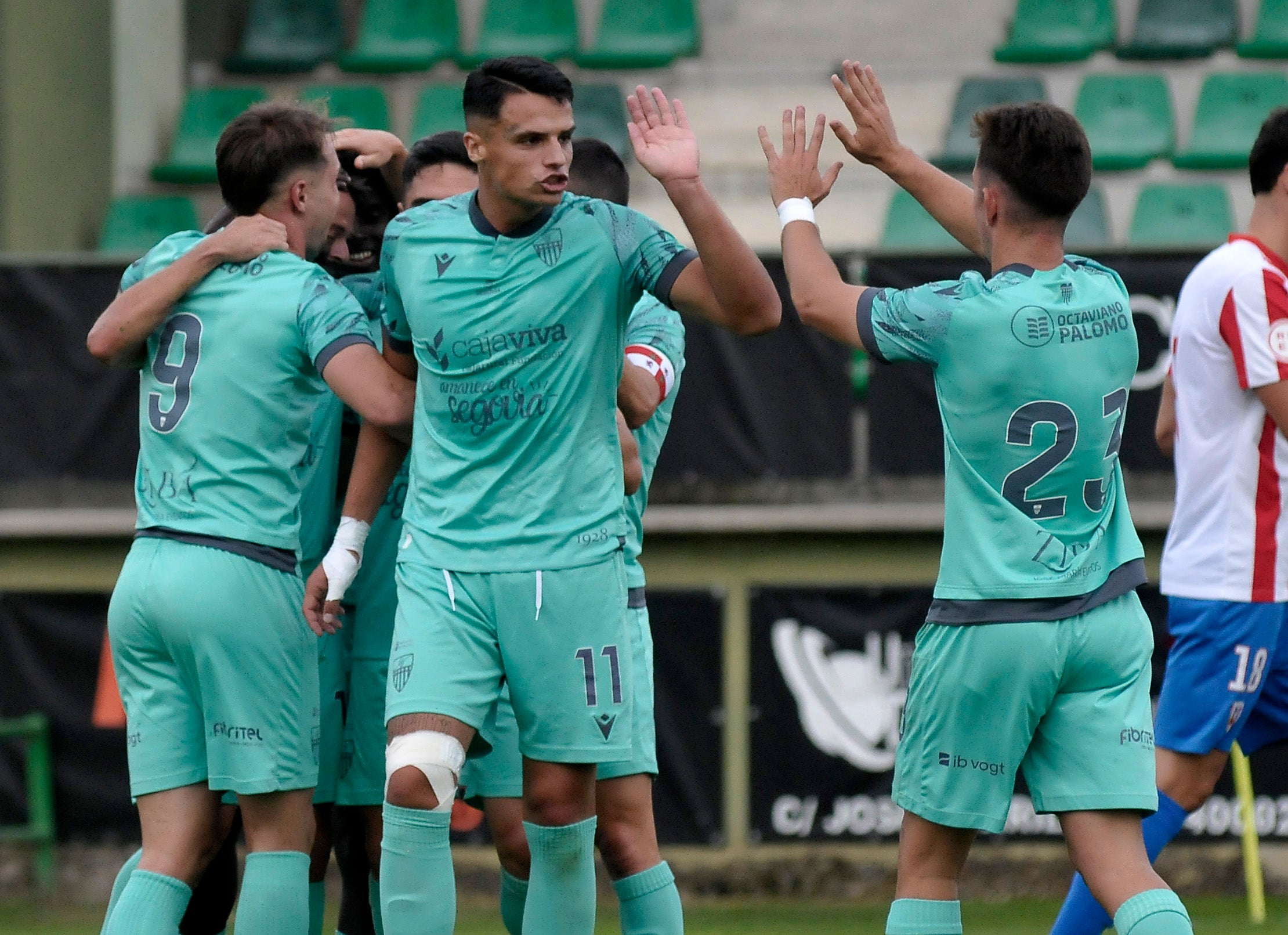 Jugadores de la Segoviana celebran un gol en pretemporada.