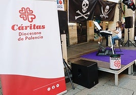 Los alumnos, durante sus actuaciones en el número 100 de la Calle Mayor de Palencia.