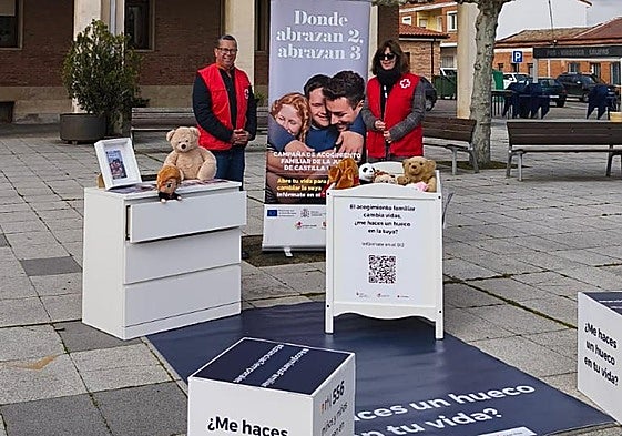 Voluntarios de Cruz Roja, en el punto informativo sobre la campaña, en su recorrido por Palencia.