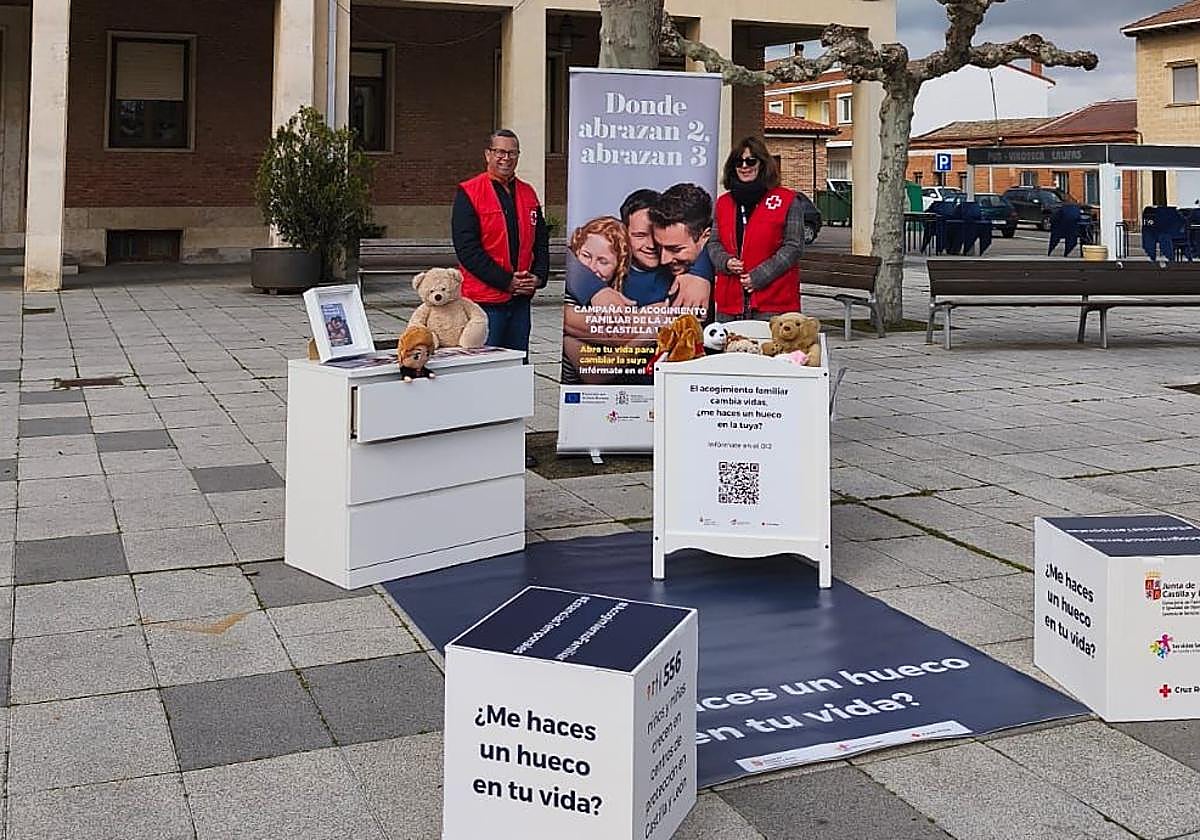 Voluntarios de Cruz Roja, en el punto informativo sobre la campaña, en su recorrido por Palencia.