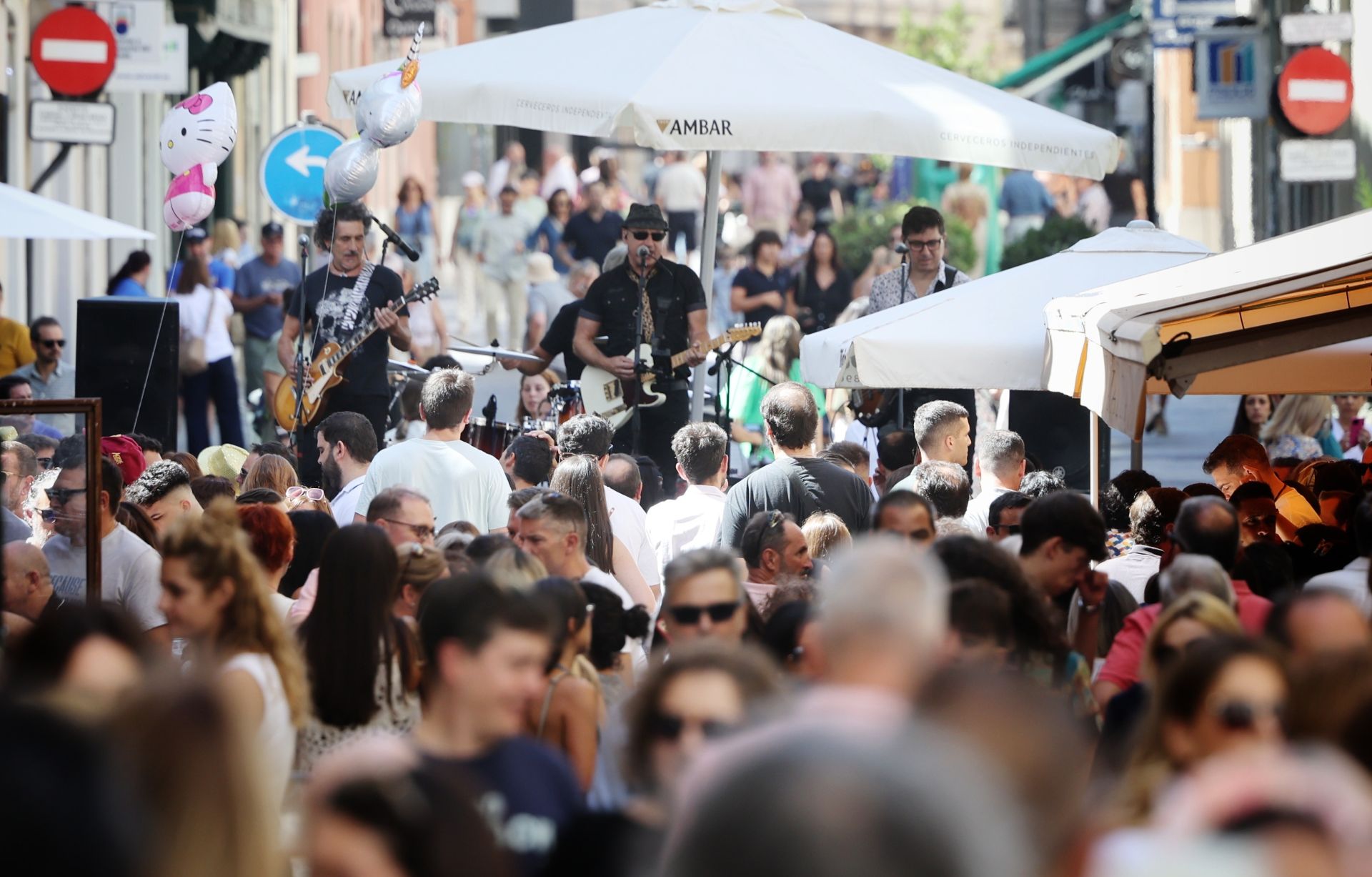 Las imágenes del ambientazo de la primera jornada oficial de las casetas de la Feria de Día