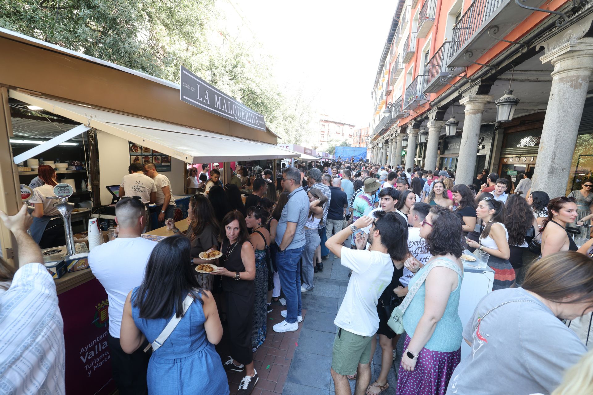 Las imágenes del ambientazo de la primera jornada oficial de las casetas de la Feria de Día