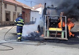 Un voluntario de Protección Civil participa en la extinción del fuego.