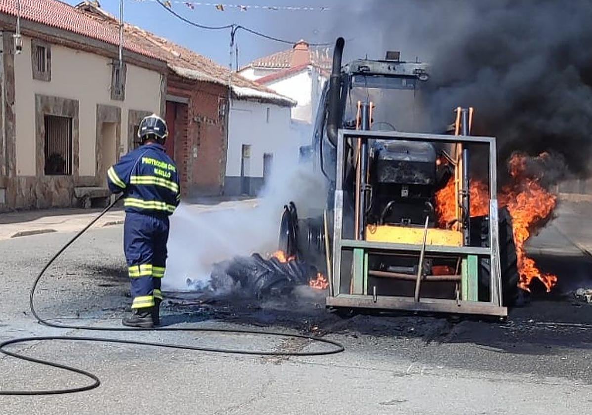Un voluntario de Protección Civil participa en la extinción del fuego.