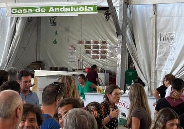 La Casa de Andalucía habilita una barra fuera de la carpa incendiada para vender rebujitos y salmorejo
