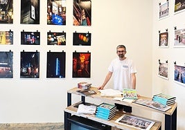 El fotógrafo vallisoletano Víctor Alonso en la exposición inaugurada en Nueva York