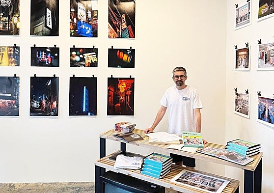 El fotógrafo vallisoletano Víctor Alonso en la exposición inaugurada en Nueva York