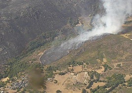 Imagen aérea del incendio declarado ayer en la localidad zamorana de Castromil.
