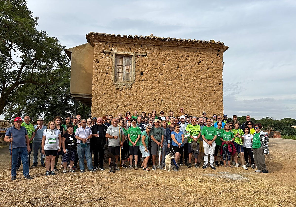 Participantes en la marcha posan en el caserío de los Villares