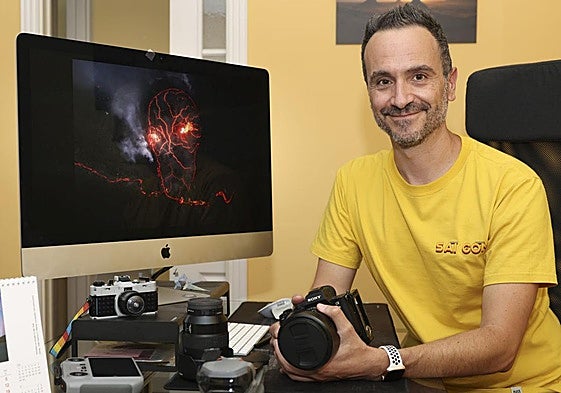 Daniel Viñé, junto a la imagen con la que ha ganado un premio internacional al mejor fotógrafo de paisajes aéreos.
