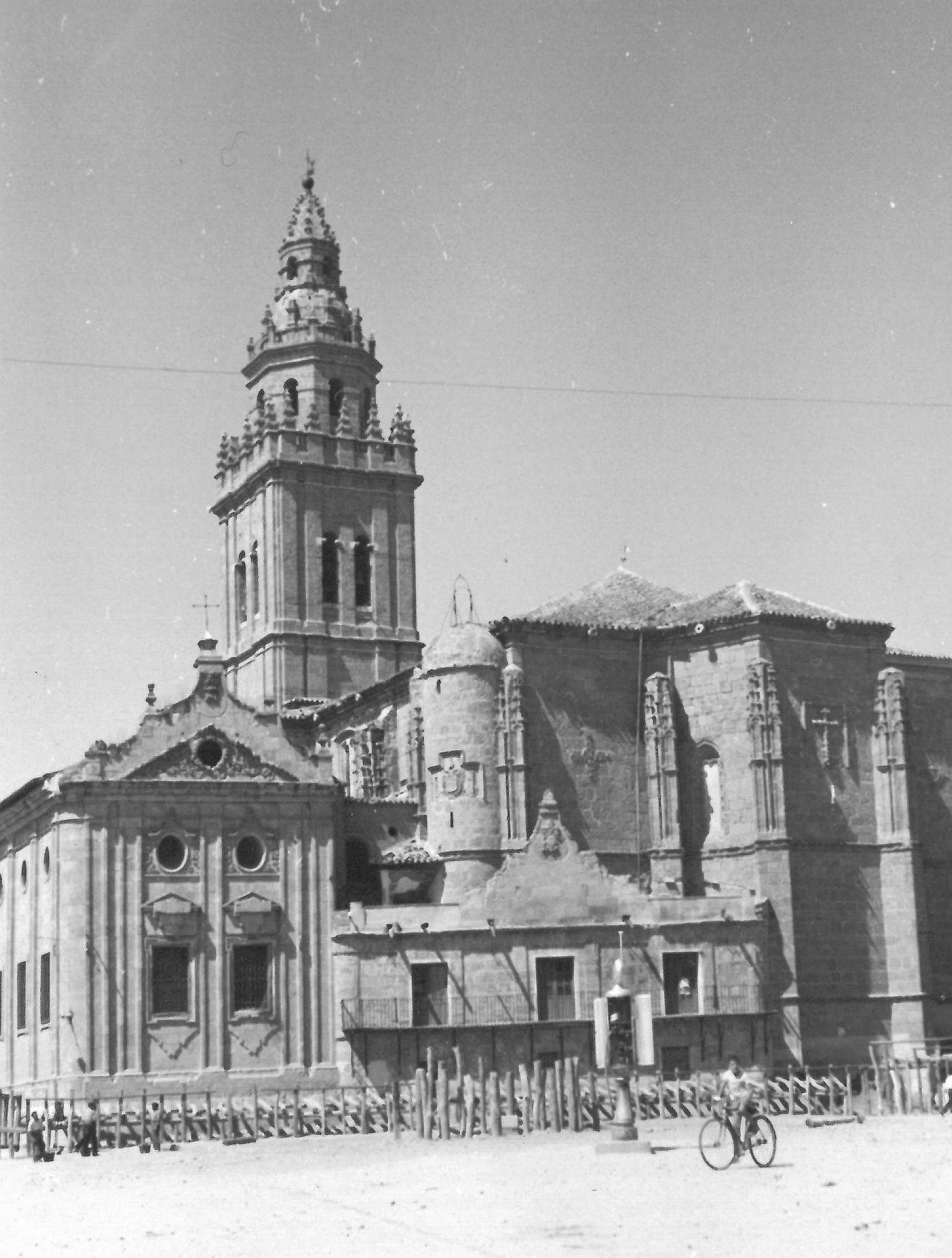 Pie de foto original: «Exterior de la iglesia parroquial, con su maravillosa torre». 2 de septiembre de 1960.