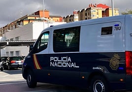 Un furgón policial en la Comisaría de Delicias.