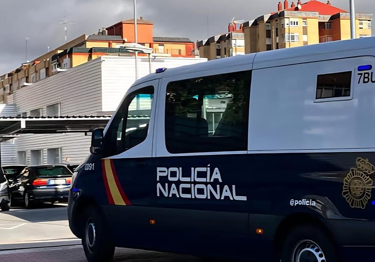 Un furgón policial en la Comisaría de Delicias.