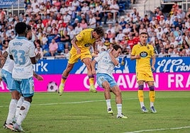 Jorge Delgado remata ante el Zaragoza un balón que se marcharía fuera.