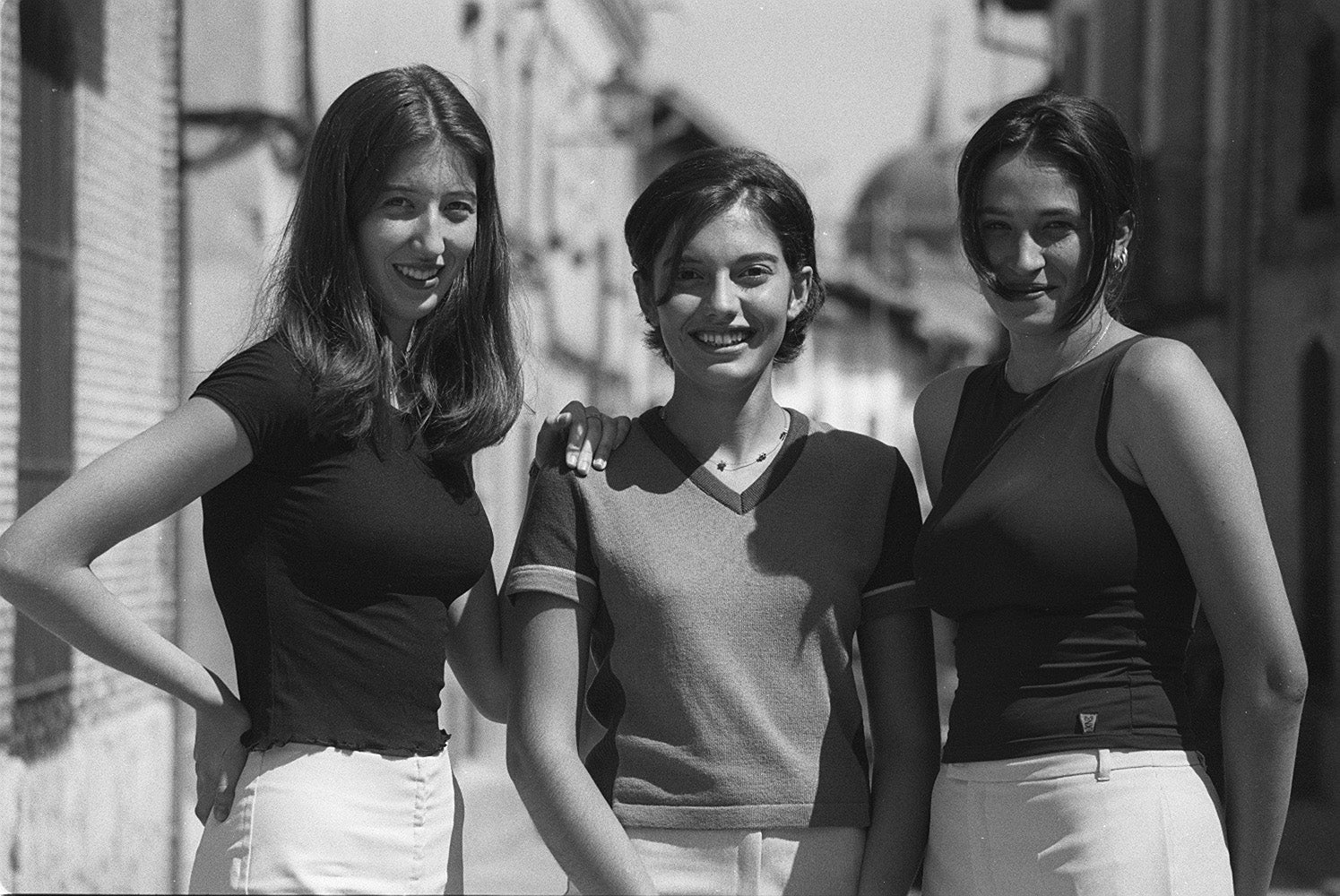 Las tres reinas de las fiestas de 1999.