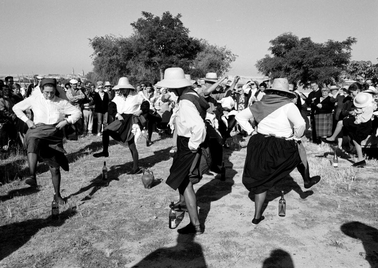 Participantes en la Fiesta de la Siega y la Trilla en Alaejos. 7 de julio de 2001.
