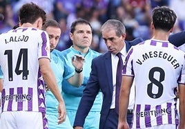 Guillermo Almada imparte indicaciones durante una pausa de hidratación ante Iván Alejo y Víctor Meseguer