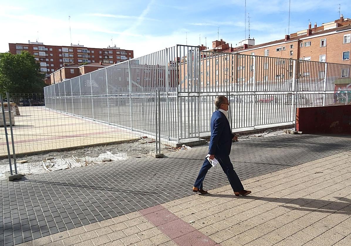 Imagen principal - Estado de las obras entorno a la pista deportiva y detalle de la caseta forrada de chapa de acceso al ascensor del aparcamiento.