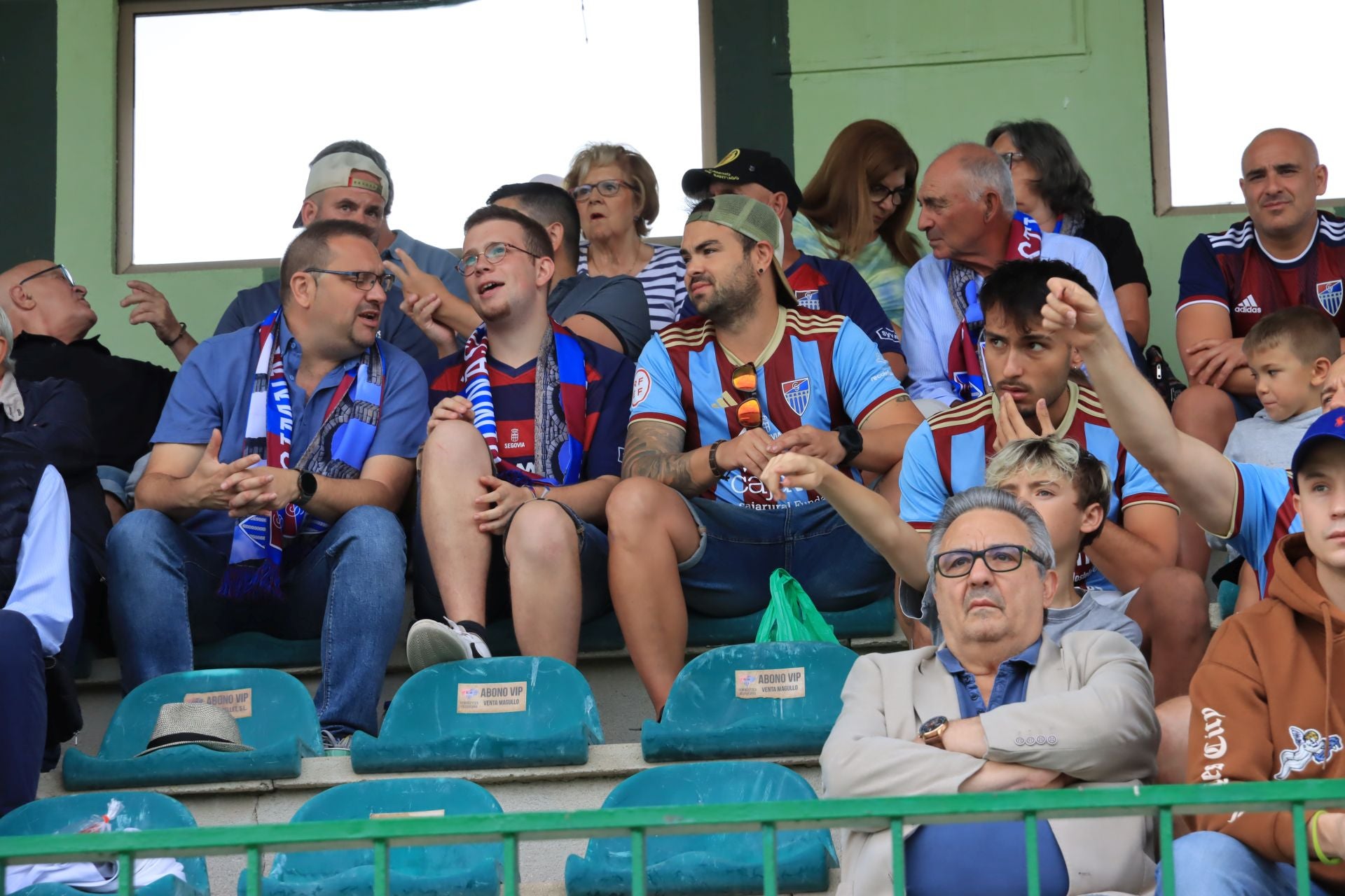 Búscate en las gradas de La Albuera durante el primer partido de la Sego