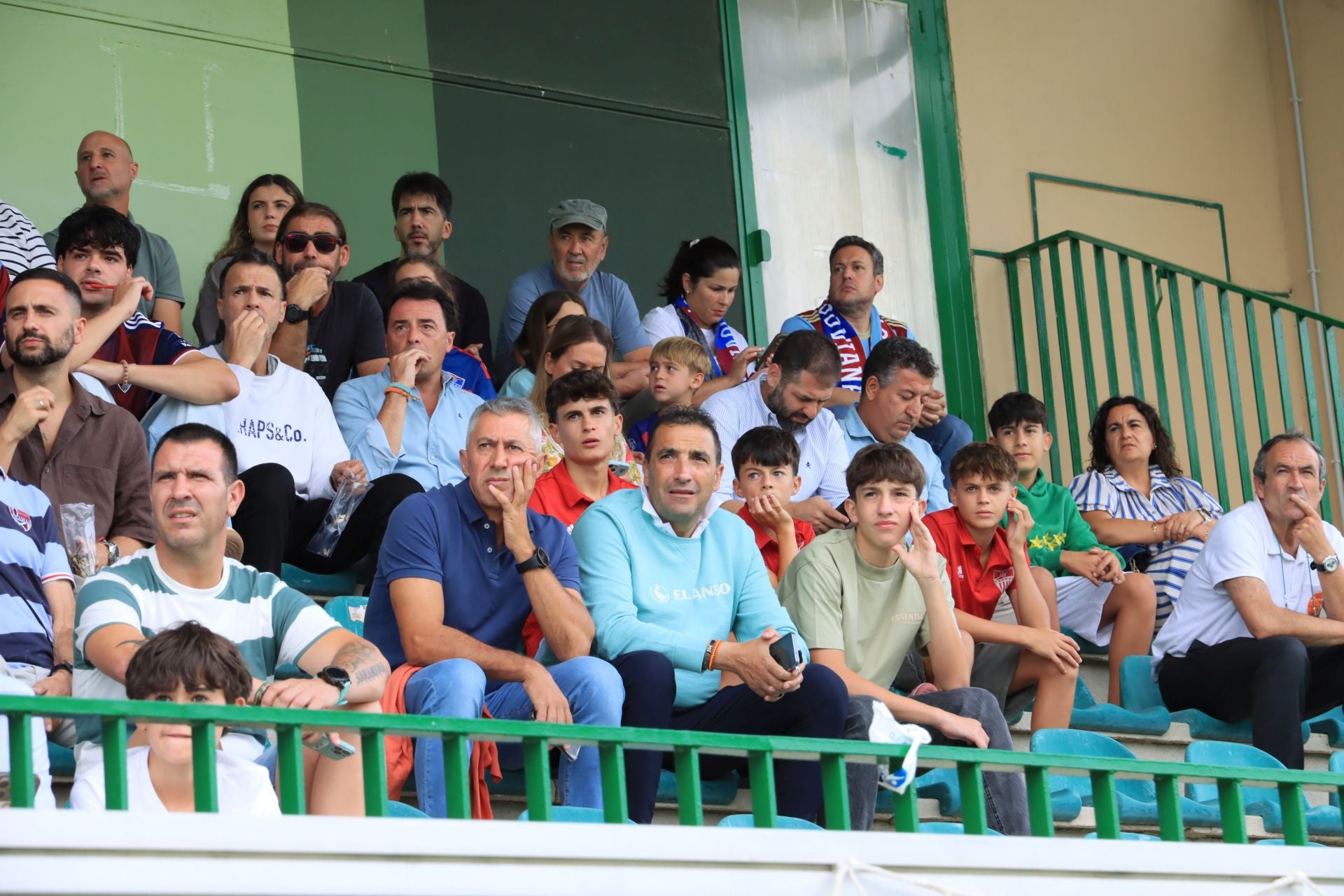Búscate en las gradas de La Albuera durante el primer partido de la Sego