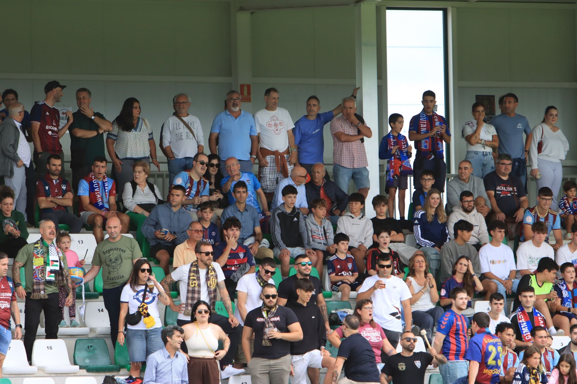 Búscate en las gradas de La Albuera durante el primer partido de la Sego