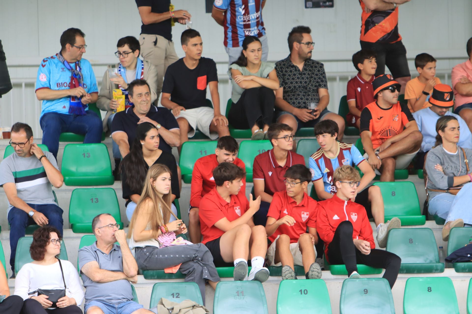 Búscate en las gradas de La Albuera durante el primer partido de la Sego