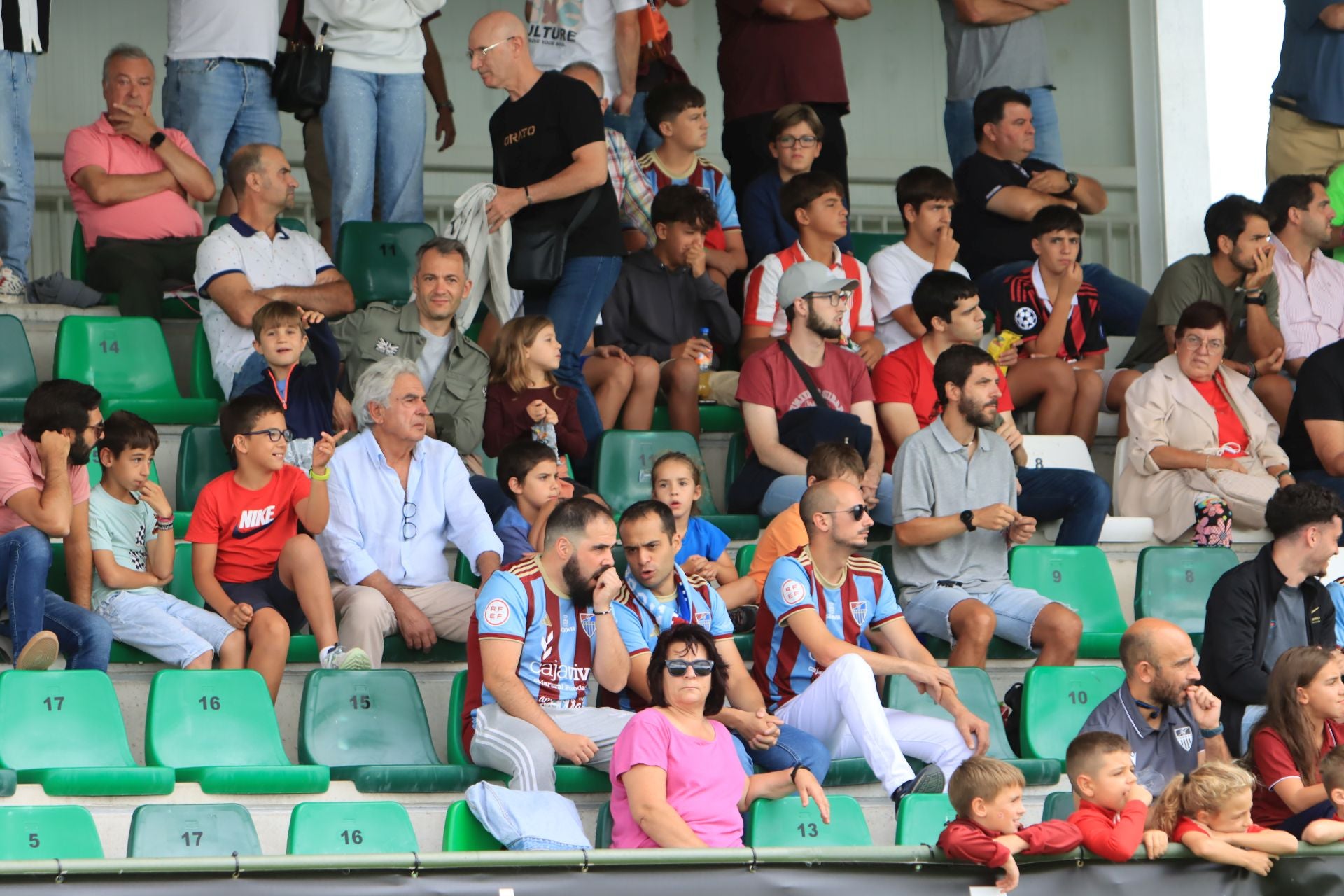 Búscate en las gradas de La Albuera durante el primer partido de la Sego