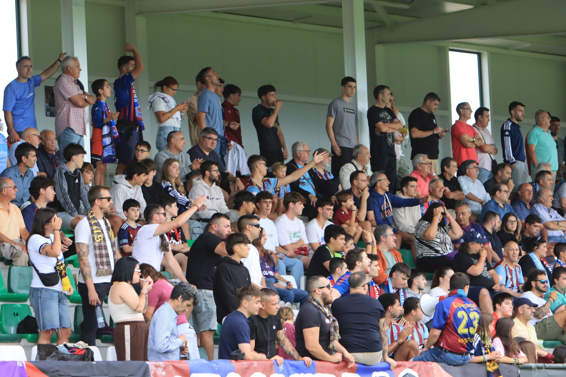 Búscate en las gradas de La Albuera durante el primer partido de la Sego