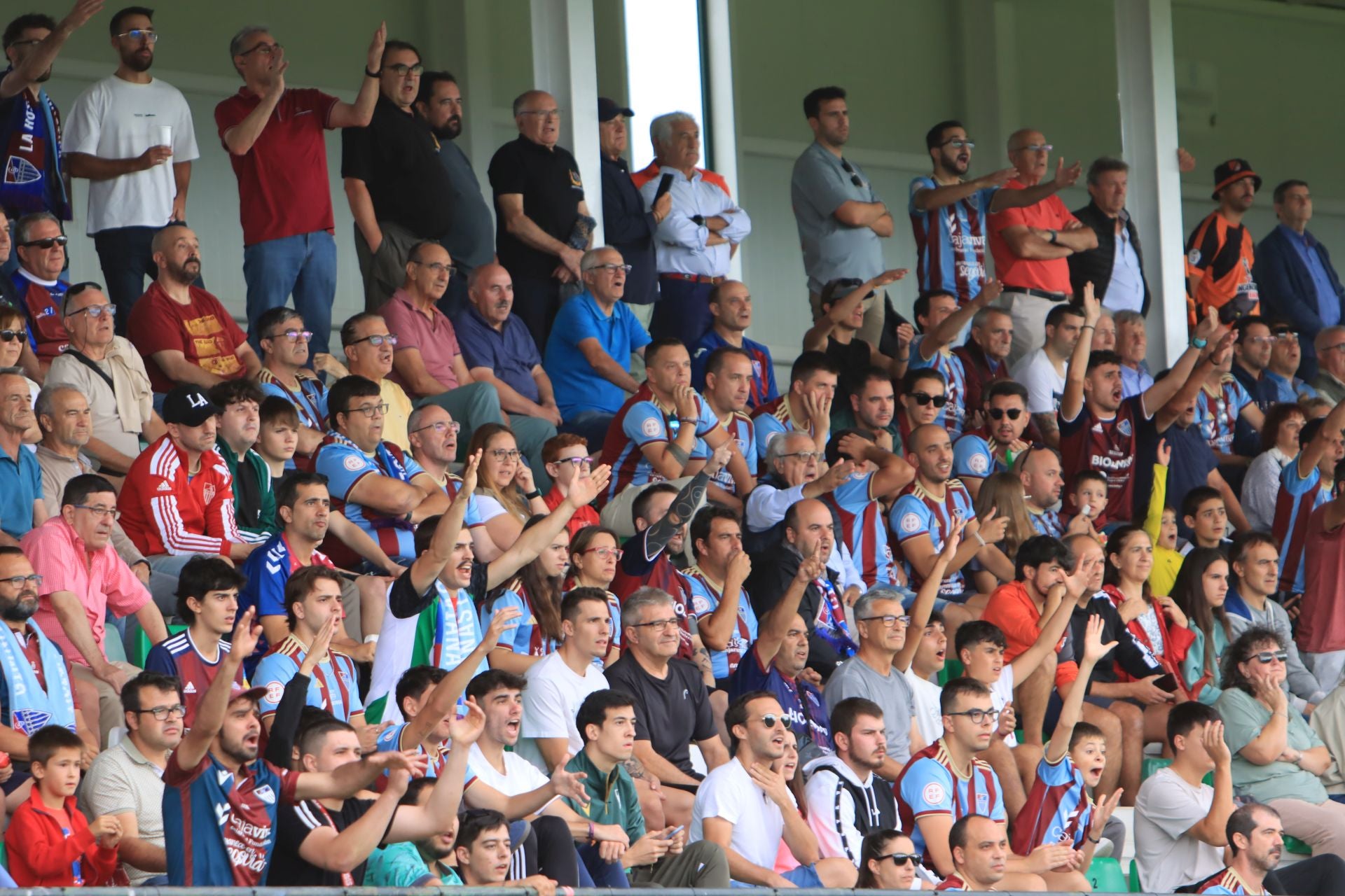 Búscate en las gradas de La Albuera durante el primer partido de la Sego