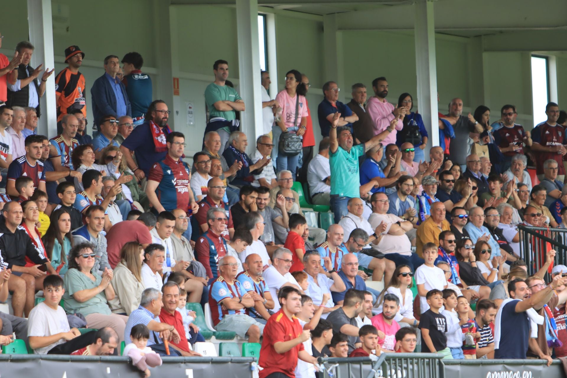 Búscate en las gradas de La Albuera durante el primer partido de la Sego