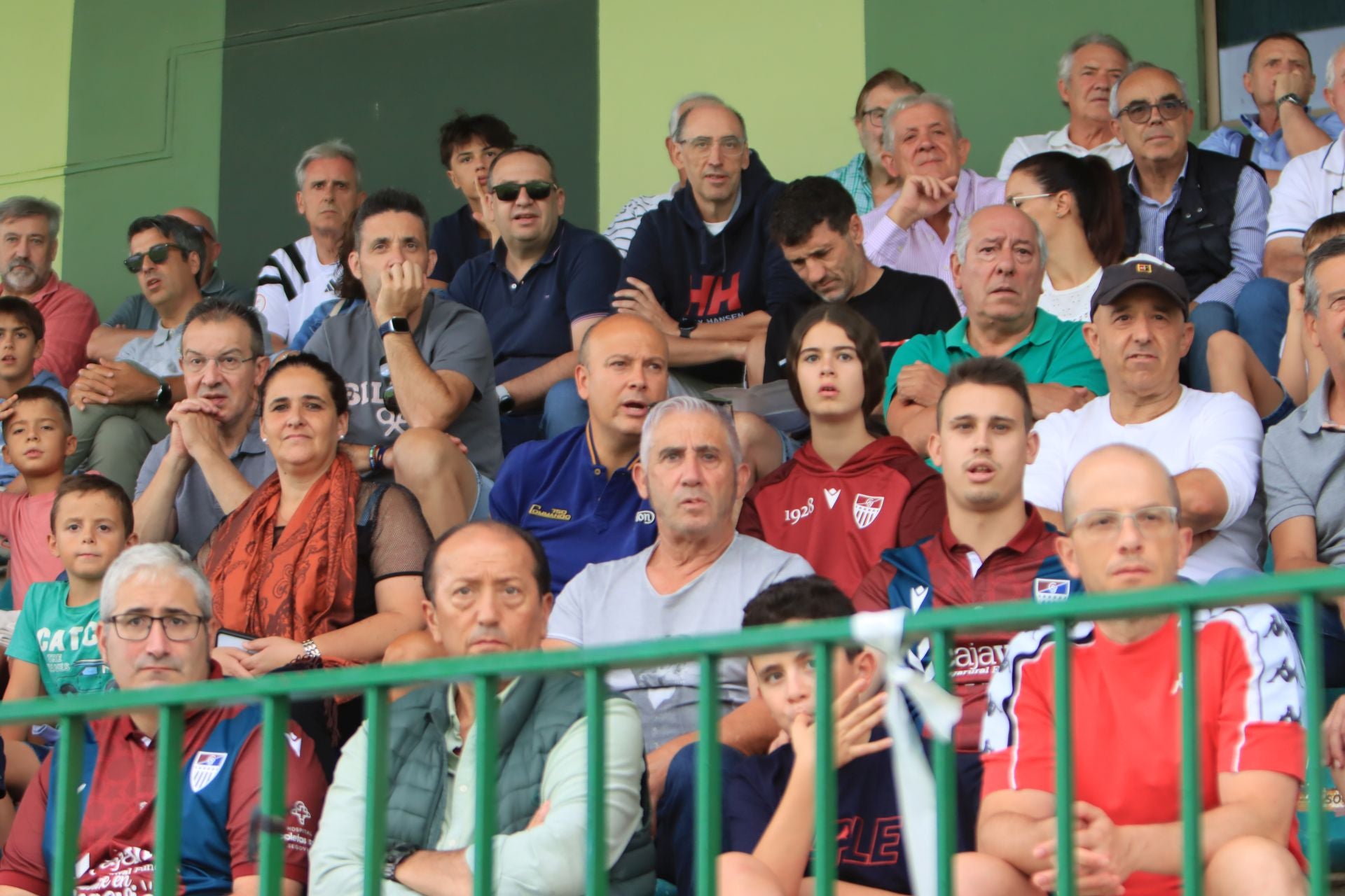 Búscate en las gradas de La Albuera durante el primer partido de la Sego