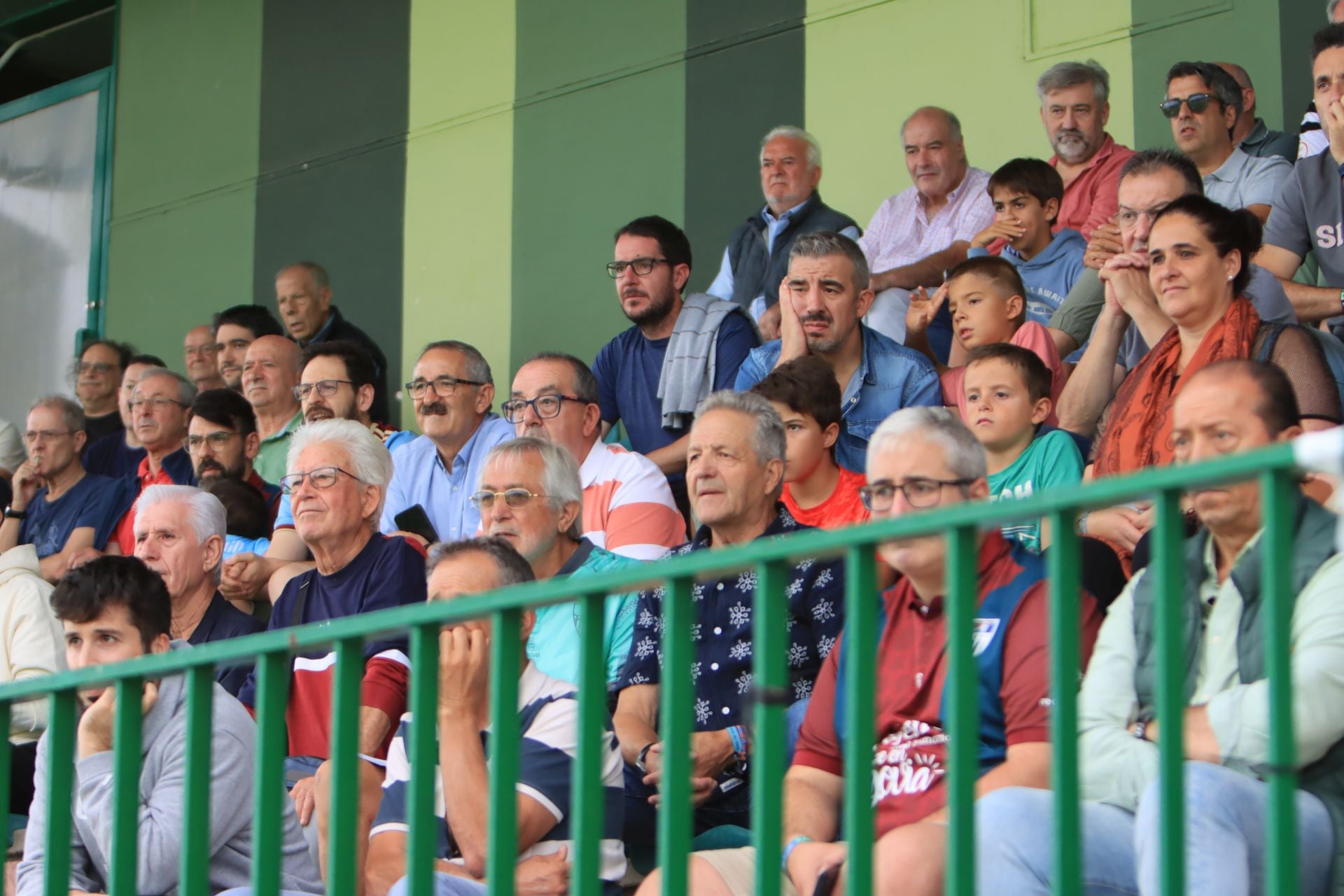 Búscate en las gradas de La Albuera durante el primer partido de la Sego