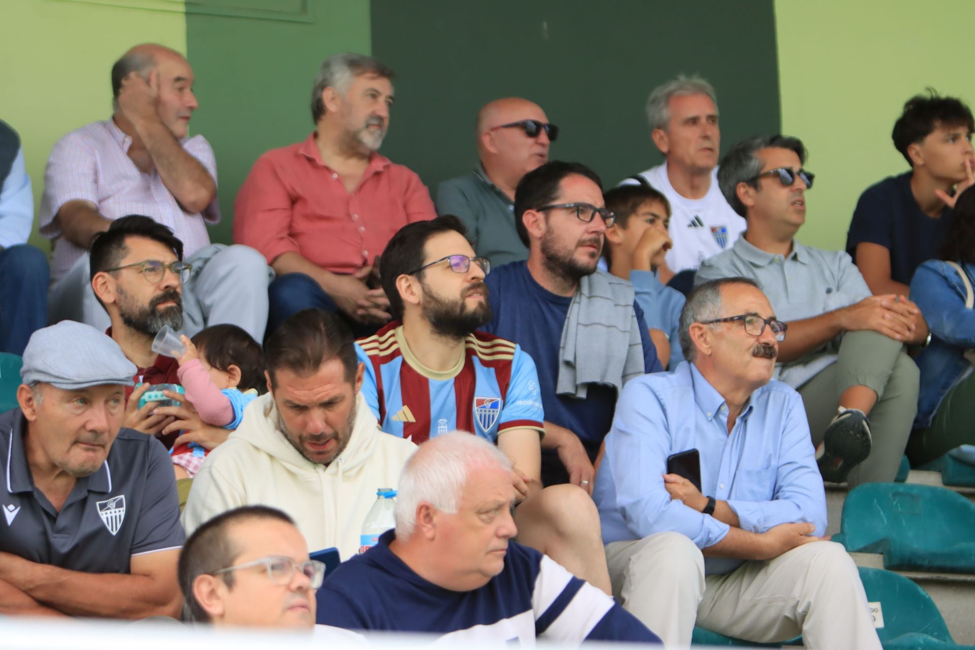 Búscate en las gradas de La Albuera durante el primer partido de la Sego