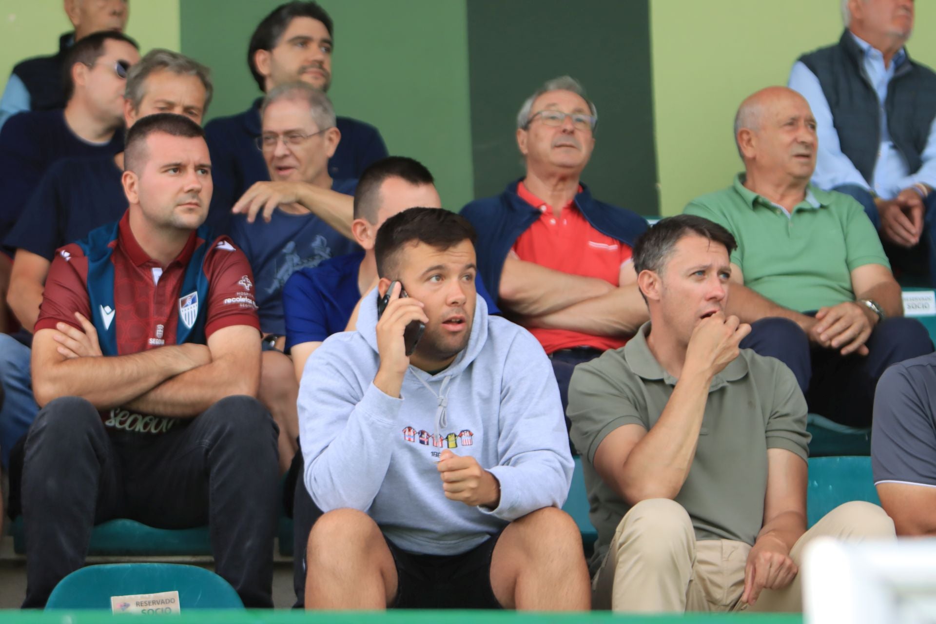 Búscate en las gradas de La Albuera durante el primer partido de la Sego