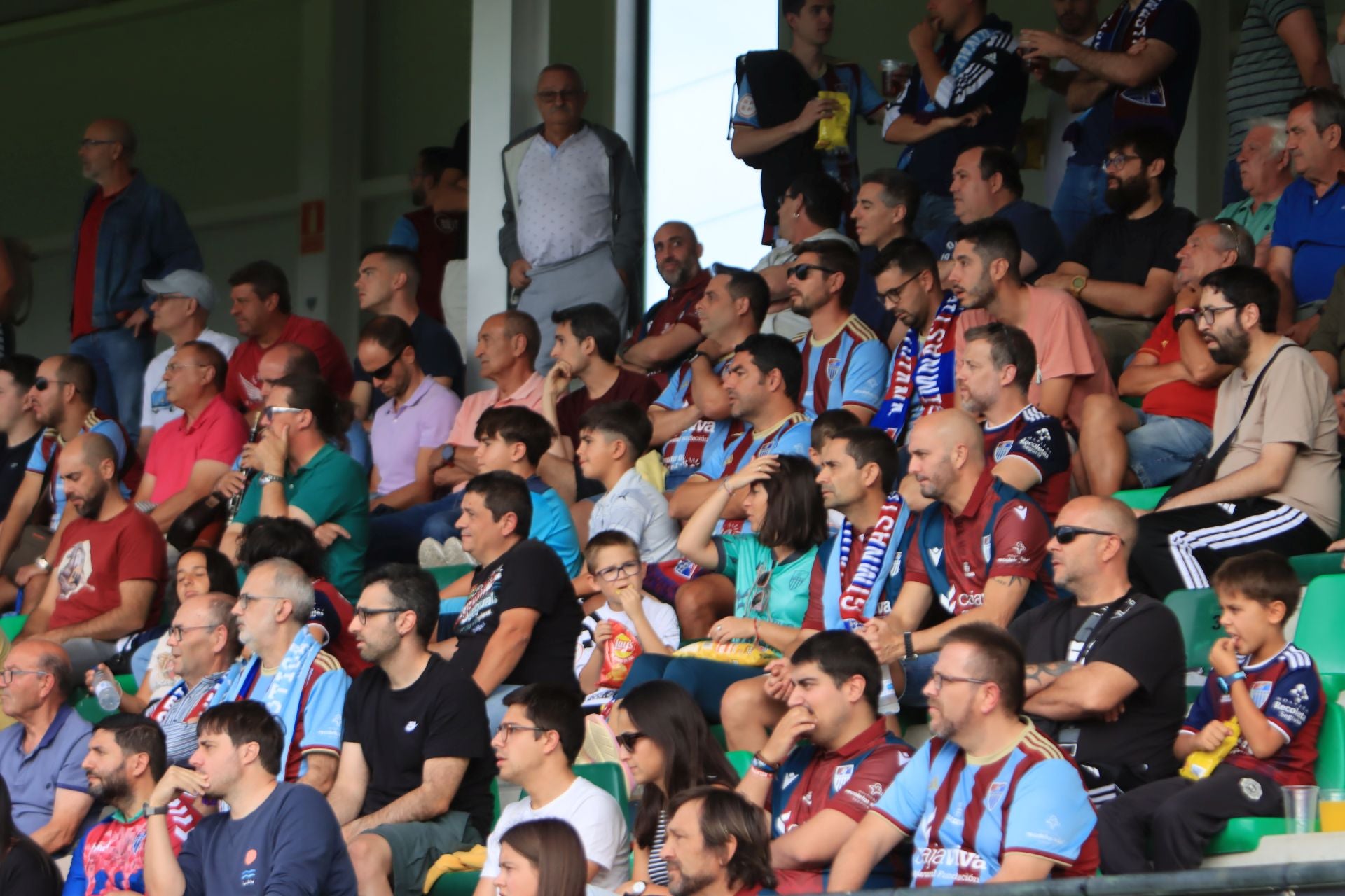 Búscate en las gradas de La Albuera durante el primer partido de la Sego