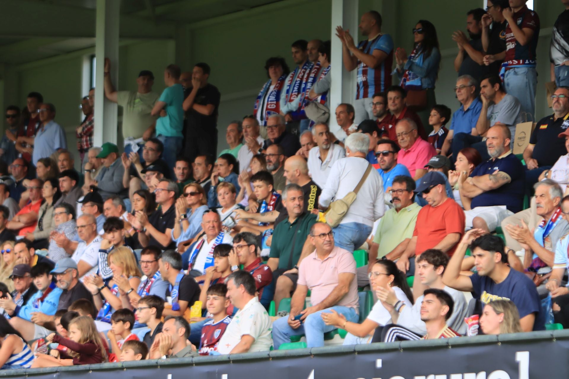 Búscate en las gradas de La Albuera durante el primer partido de la Sego