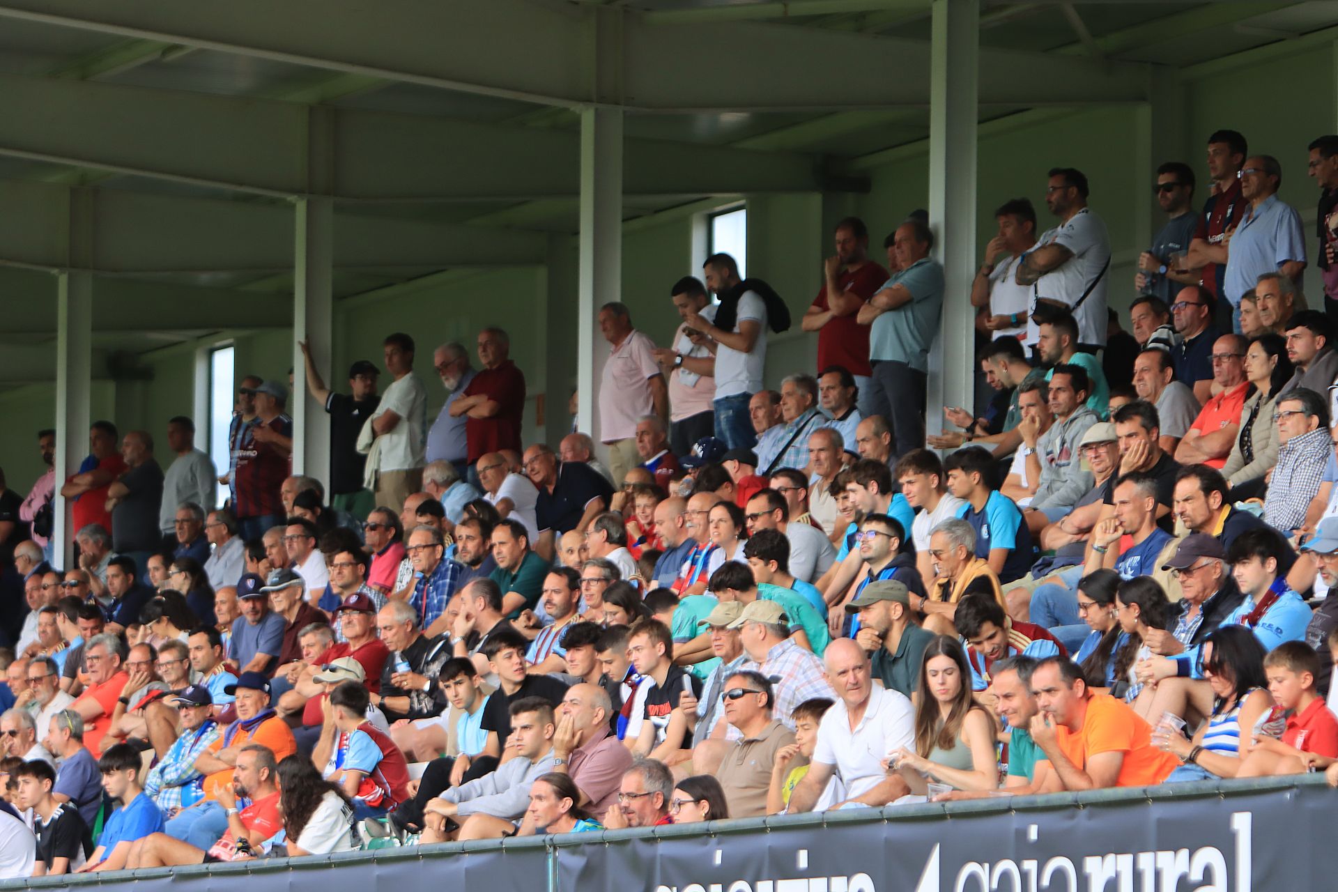 Búscate en las gradas de La Albuera durante el primer partido de la Sego