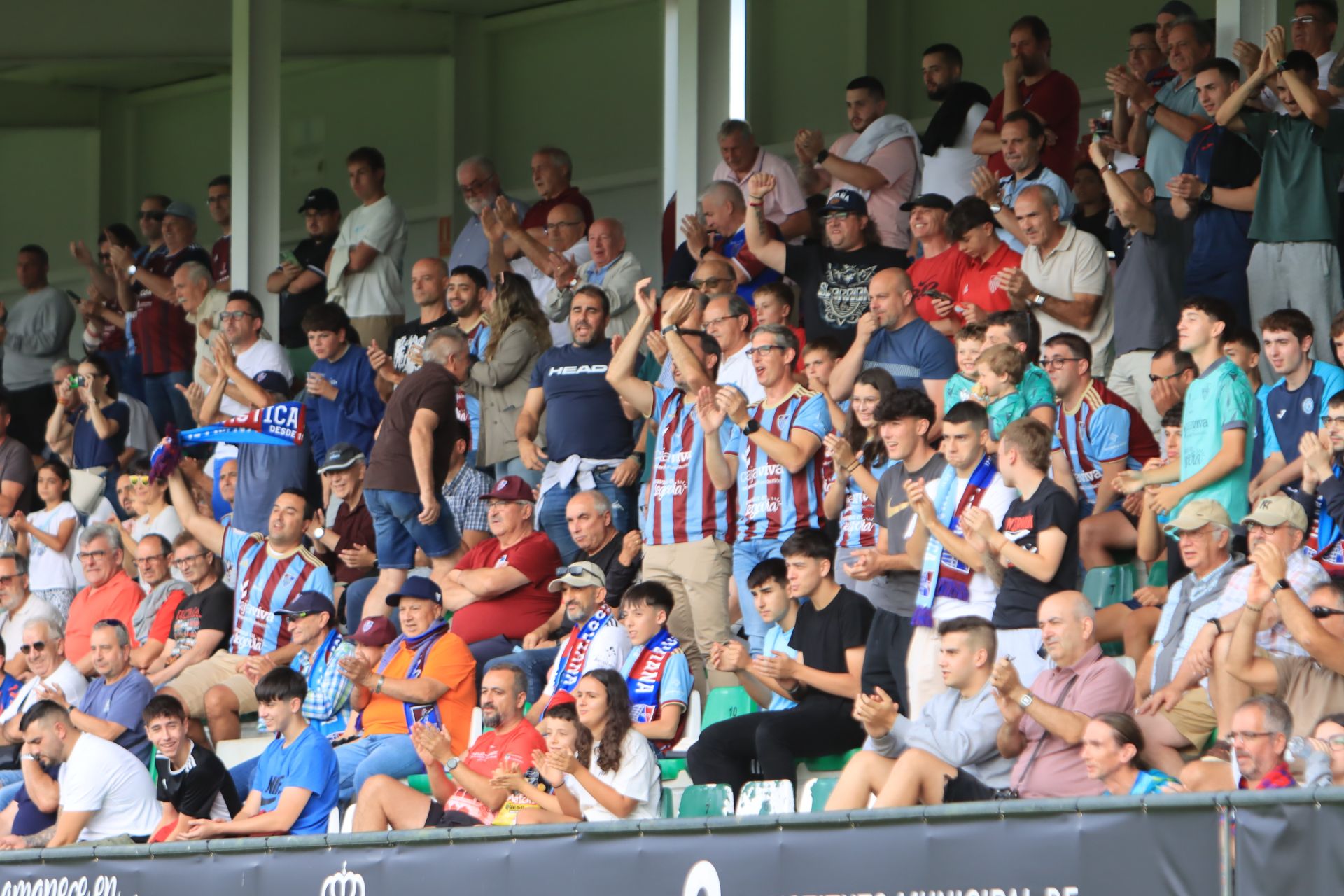 Búscate en las gradas de La Albuera durante el primer partido de la Sego