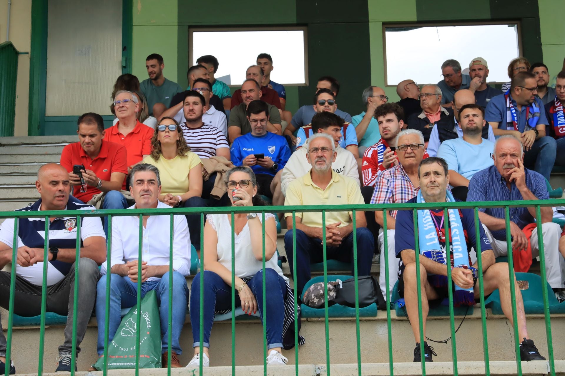 Búscate en las gradas de La Albuera durante el primer partido de la Sego