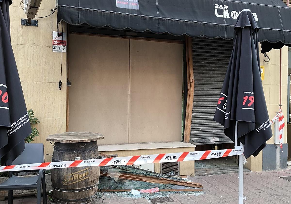 El bar La Ruta, acordonado tras la explosión de gas.