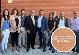 En grande, Javier Martín 'El Barbas' junto a algunos asistentes al homenaje; en pequeño, su nombre en el polideportivo.