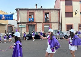 El desfile de 'majorettes' se ha recuperado en estas fiestas en Baltanás.