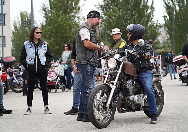 Los moteros concentrados en la plaza del Milenio antes del desfile.